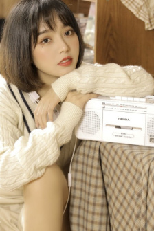 两女一杯